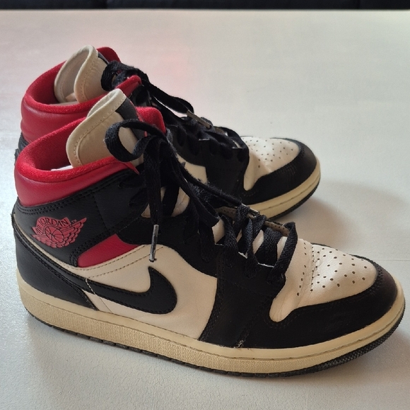 Pre-owned NIKE AirJordans Womens Athletic Tennis Shoes - Picture 1 of 15